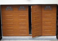 Porta com porta de serviço embutida